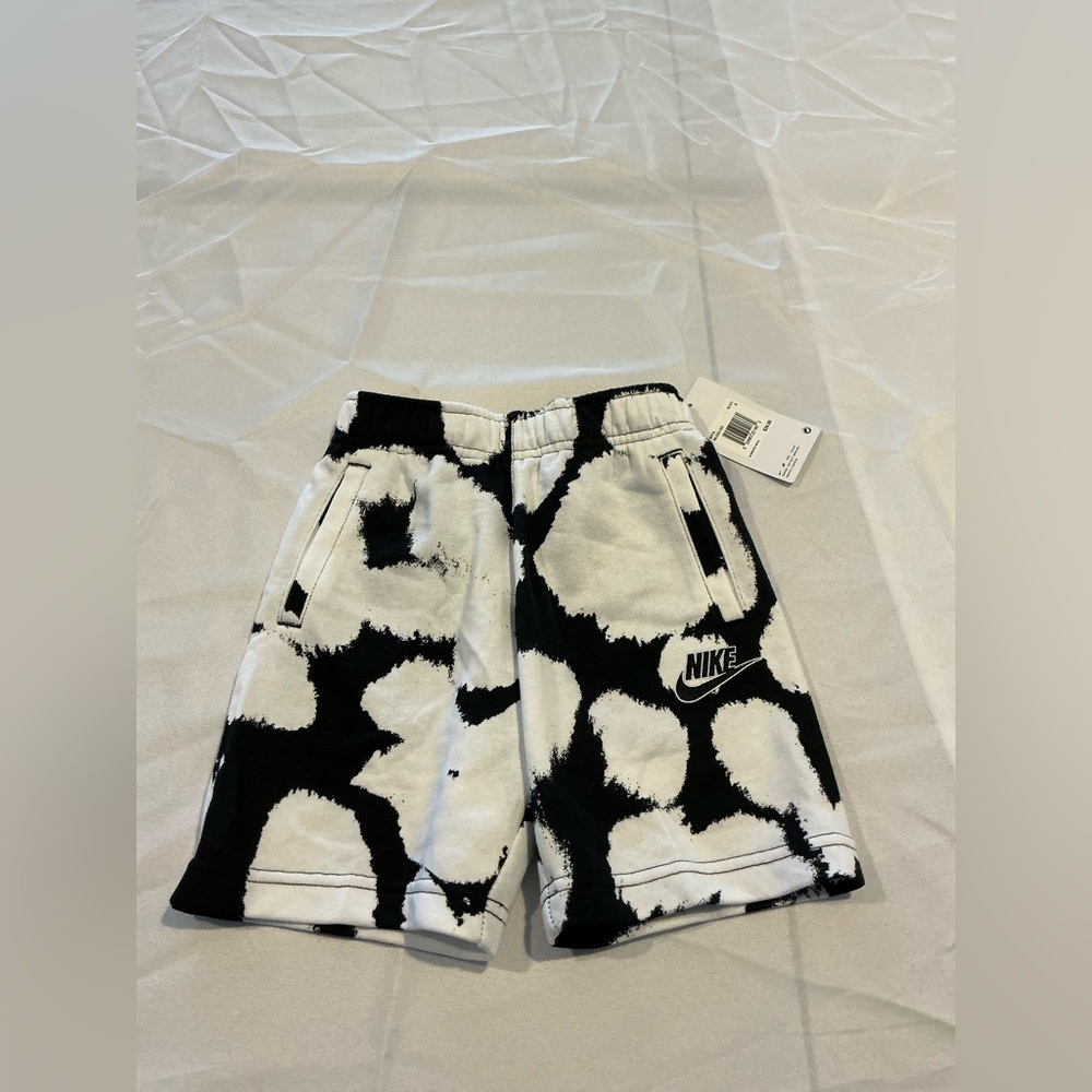 NEW Nike black and white boys cotton standard fit knee length shorts size 5